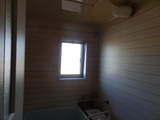 Bathroom. Indoor (12 May 2013) Shooting In the bathroom there is a window.