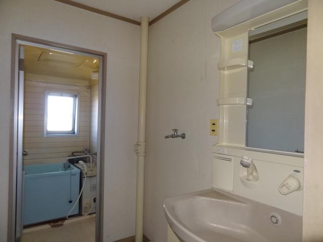 Wash basin, toilet. Indoor (12 May 2013) Shooting