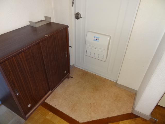 Entrance. Local (12 May 2013) Shooting