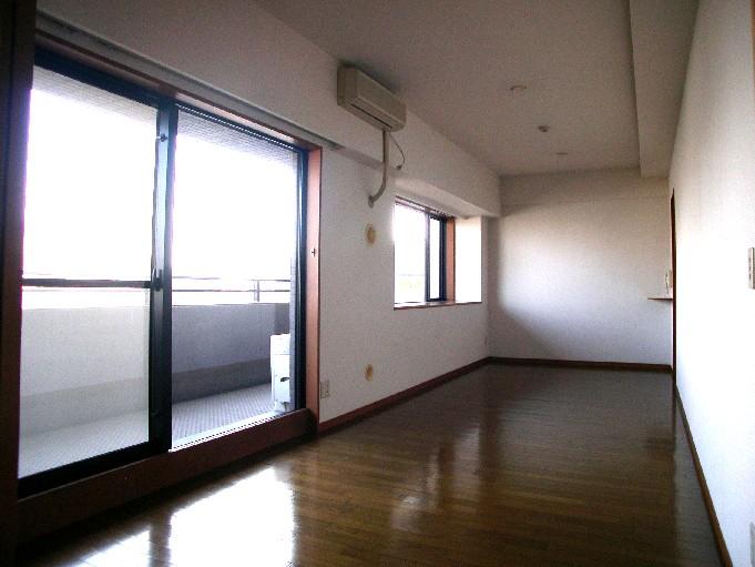 Living. Bright living room Chaoyang enters