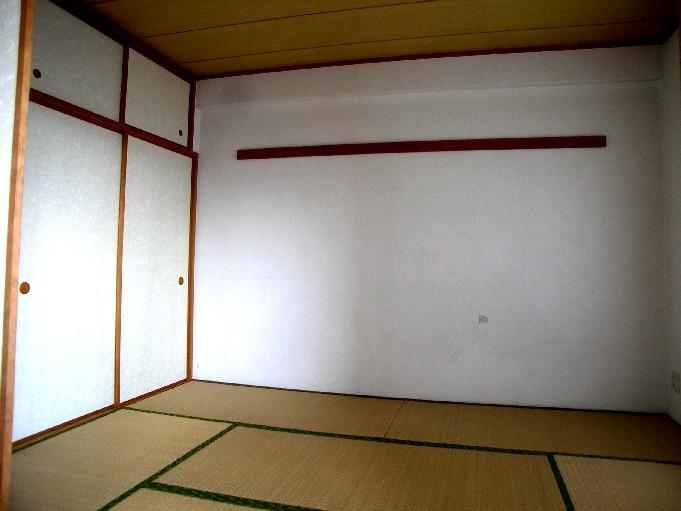 Non-living room. There and glad Japanese-style room.