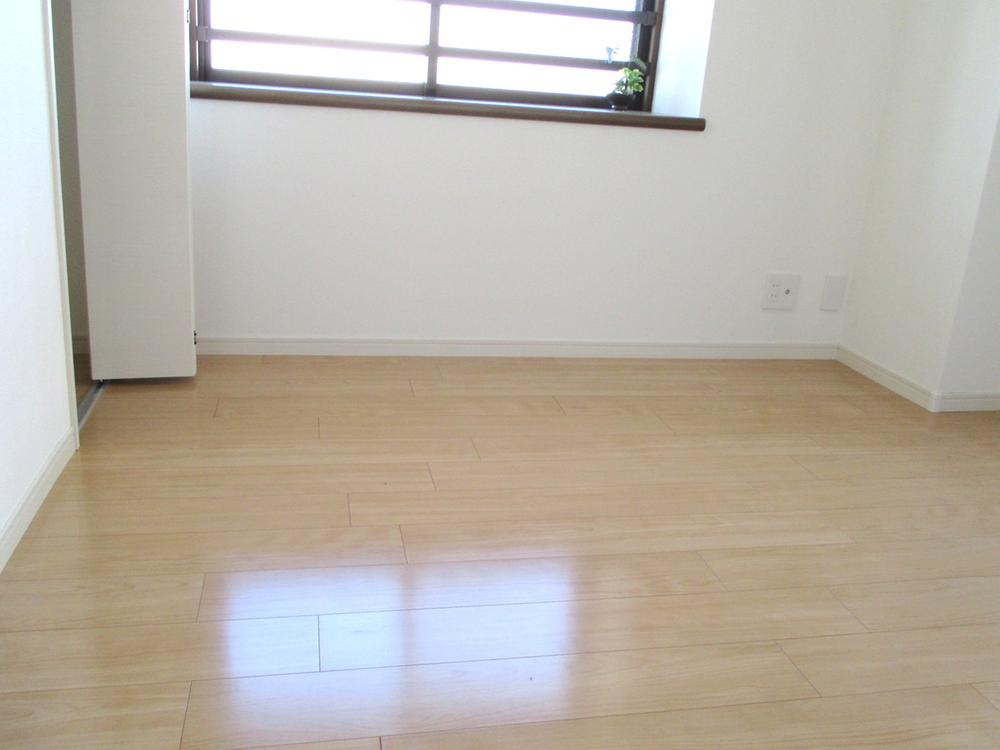 Non-living room. Shiny flooring