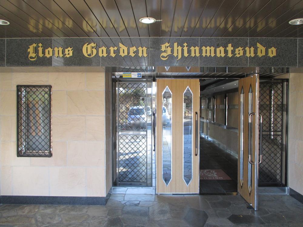 Entrance. Classy entrance