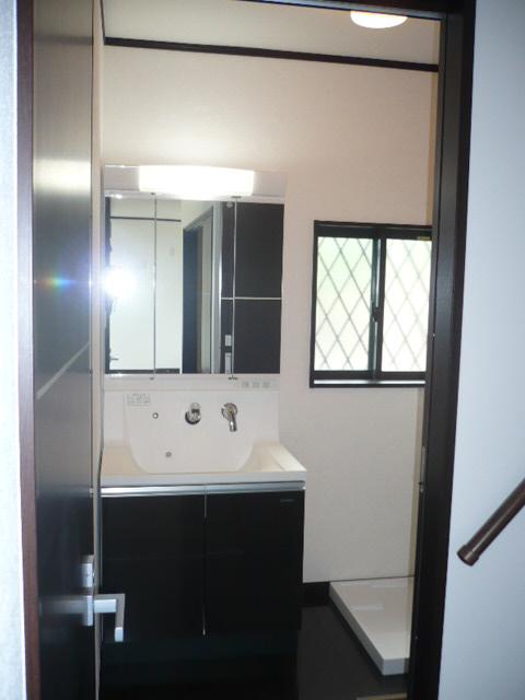Wash basin, toilet. It is a convenient vanity shower faucet