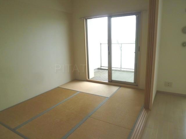 Non-living room.  [Japanese-style room] You can spacious and use it combined living and Japanese-style room with three sliding door