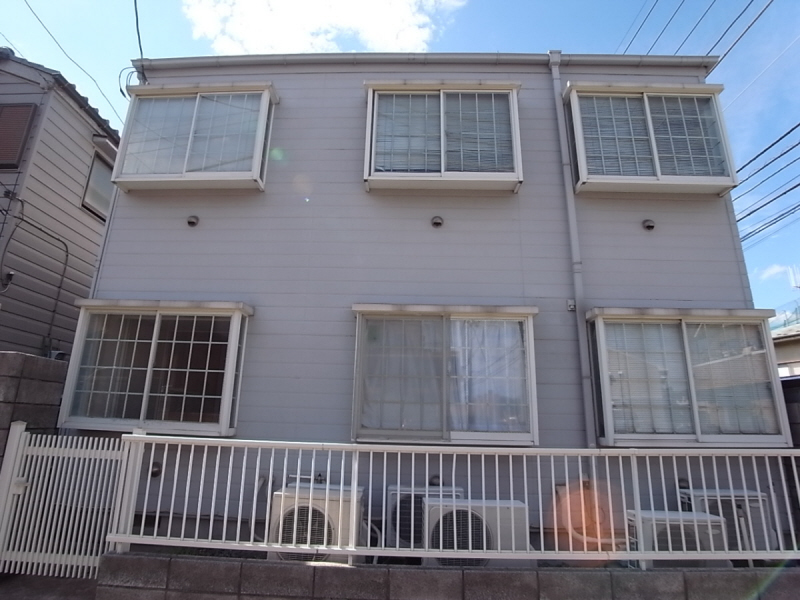 Building appearance. Bay window is the charm point