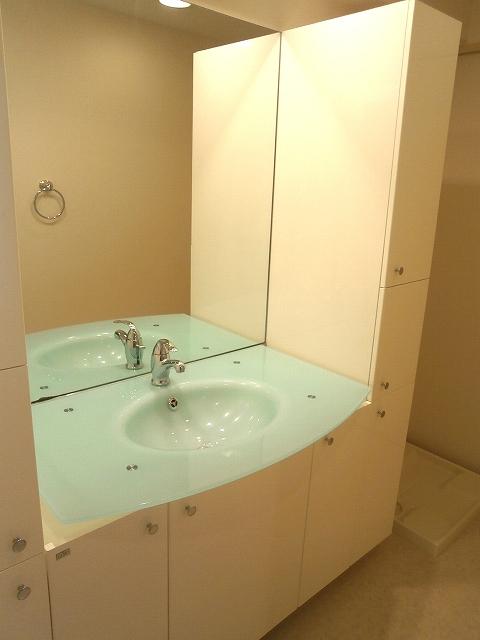 Wash basin, toilet. Indoor (June 2013) Shooting