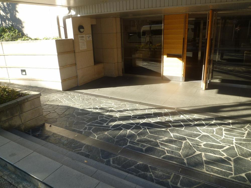 Entrance. Common areas