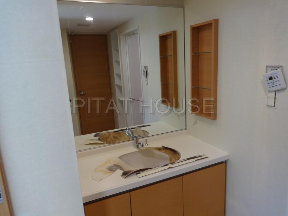 Wash basin, toilet.  [Bathroom vanity] Reform after the end we will cleaning clean