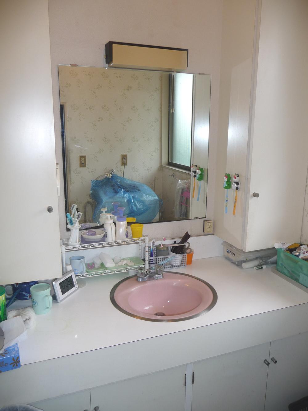 Wash basin, toilet