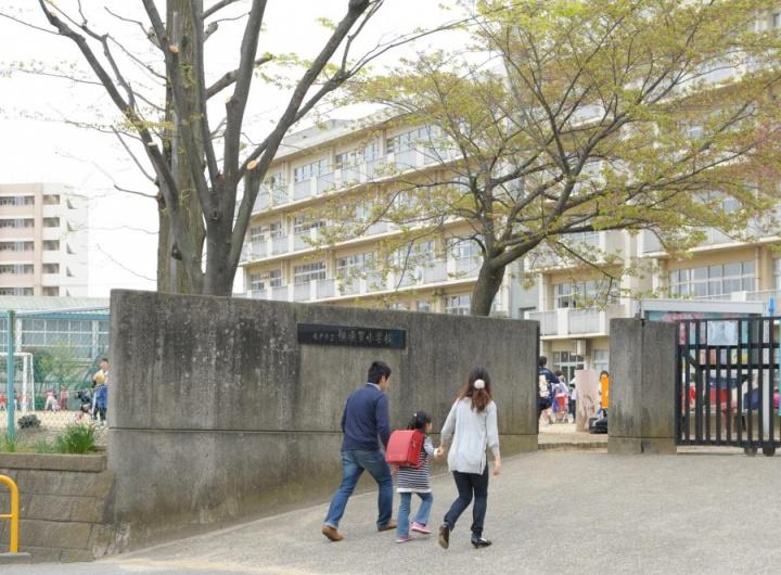 Primary school. To Yokosuka elementary school 330m walk 5 minutes