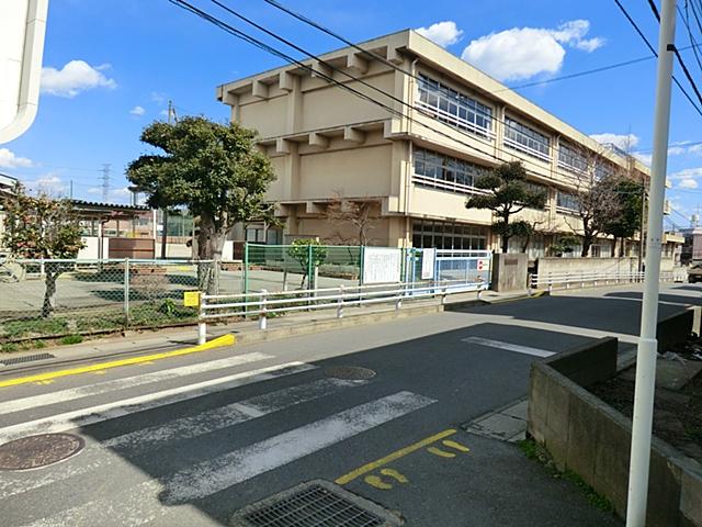 Primary school. 1110m until the arrow switching elementary school