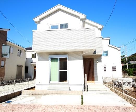 We building completed. Preview available. (3 Building exterior photos)