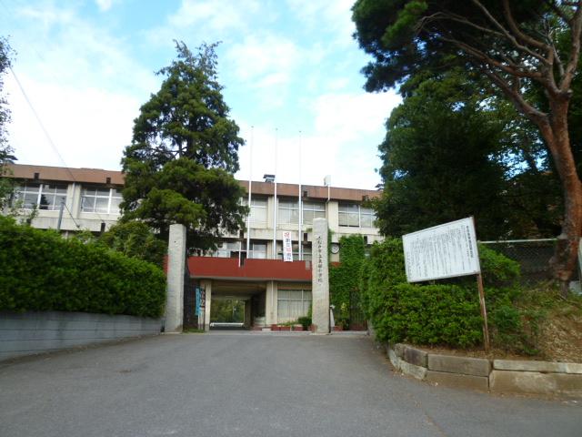 Primary school. 870m to the east elementary school