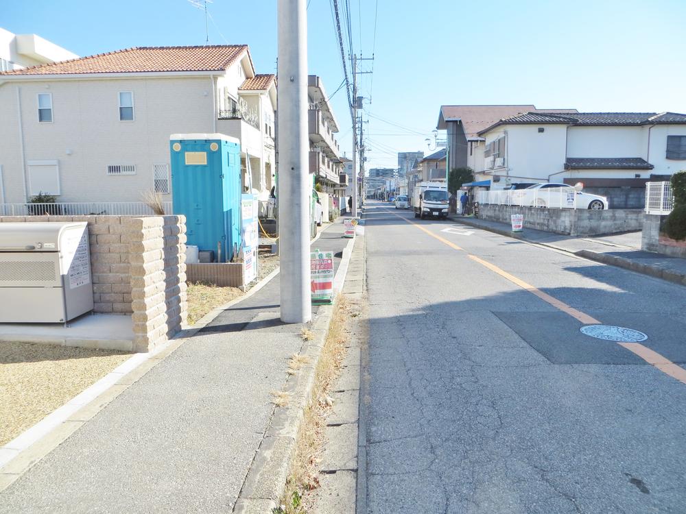 Local photos, including front road. Local (12 May 2013) Shooting It is safe because there is a sidewalk! !