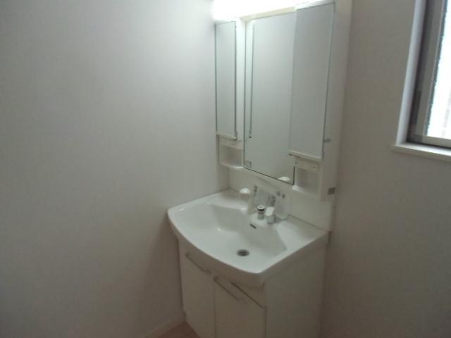Wash basin, toilet. Washroom