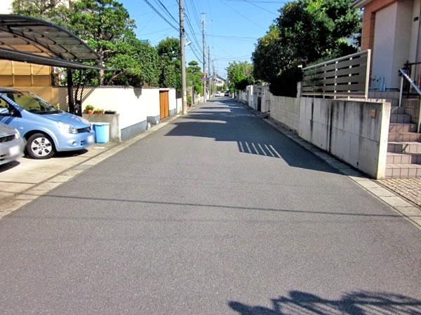 Local photos, including front road. Front road is about 6m public road. Since it is not much traffic, Parking is also a breeze