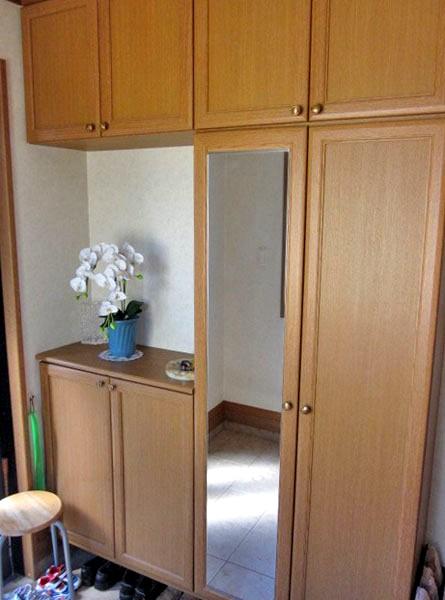 Receipt. It is a full-length mirror mirror with cupboard! Can be stored is quite a lot of shoes