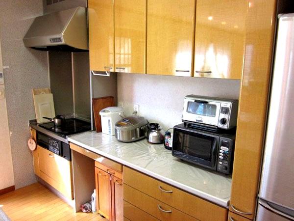 Kitchen. IH cooking heater and built-in cupboards trash storage space There is also a kitchen clutter