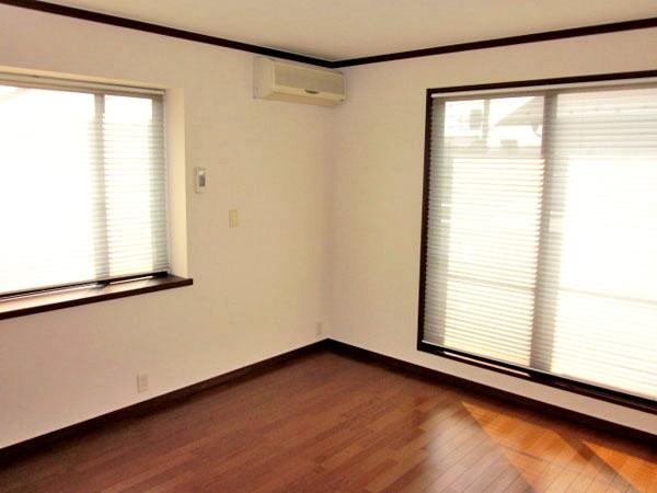 Non-living room. All room two-sided lighting ・ It is ventilation of Western-style