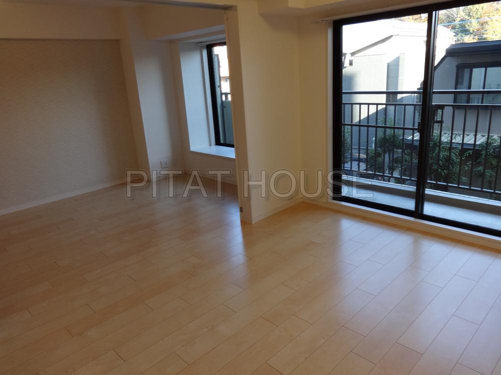 Living.  [LDK] Open enough feeling I open the living room next to the door