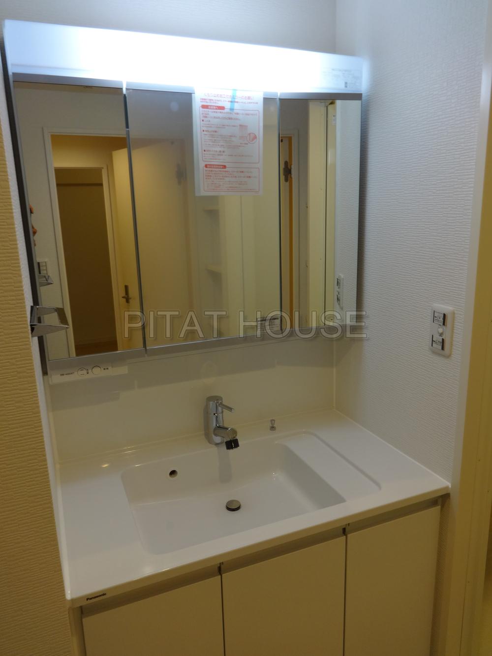 Wash basin, toilet.  [Wash basin] Three-sided mirror vanity large sink mirror