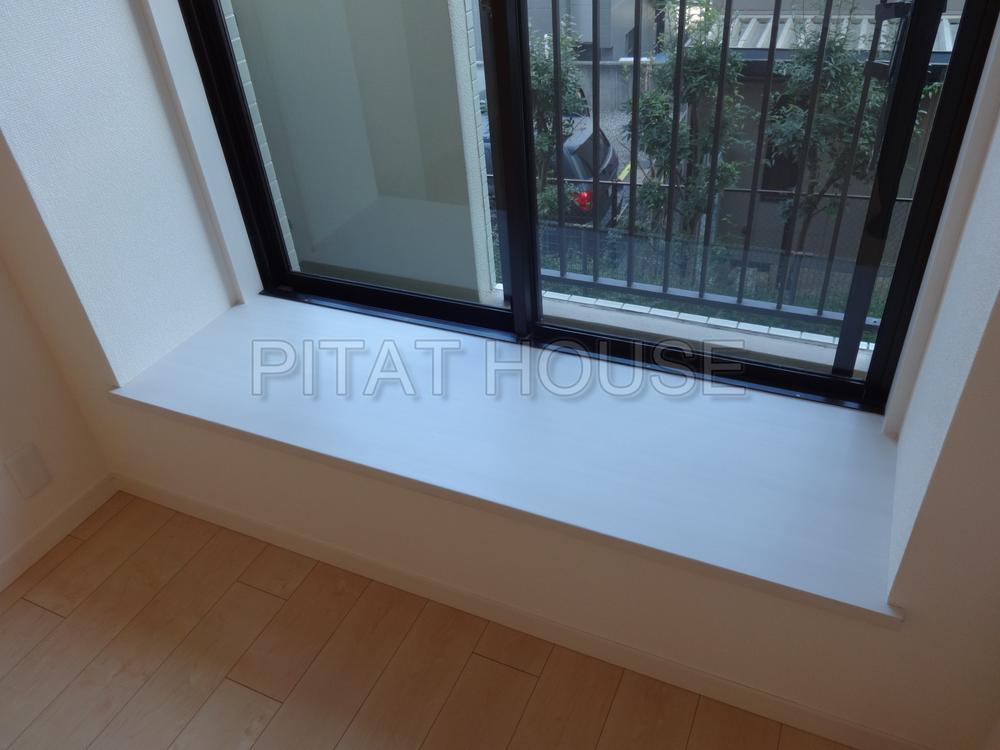 Non-living room.  [room] There and glad bay window