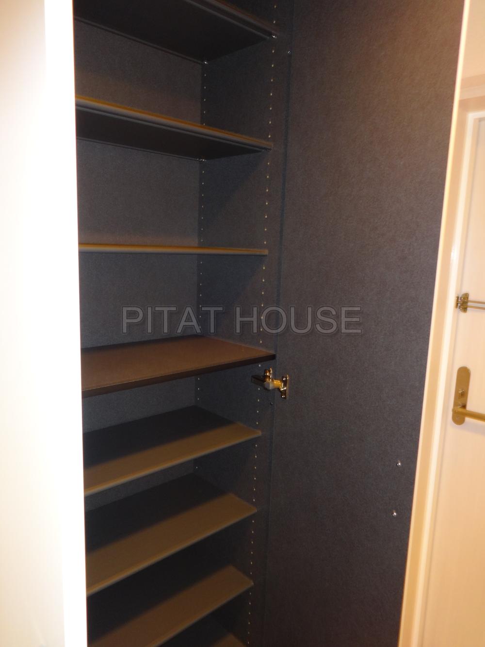 Receipt.  [Entrance storage] Peace of mind even in a large family entrance housed in a large capacity