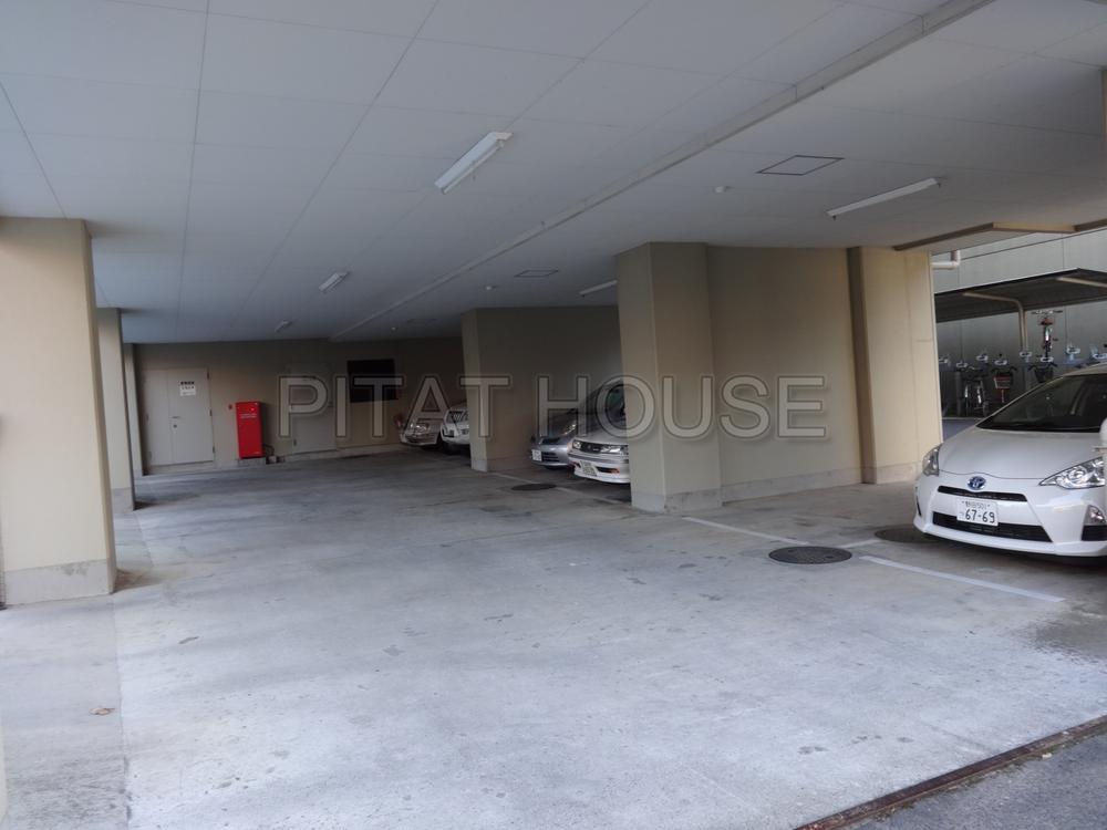 Parking lot.  [Parking Lot] Parking is spacious space on-site