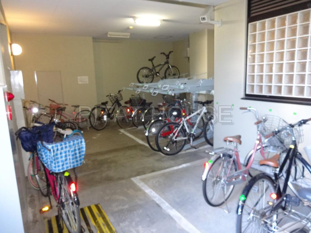 Other common areas.  [Bicycle-parking space] Indoor bicycle parking lot is safe even on a rainy day
