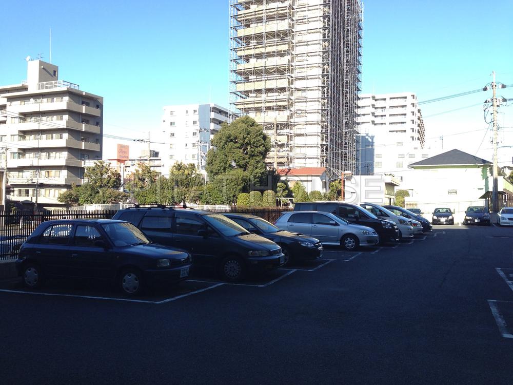Parking lot.  [Communal area] It is on-site parking.