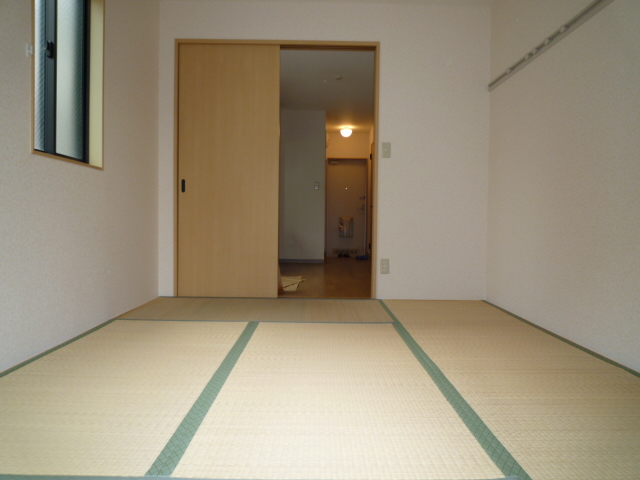 Living and room. Serene Japanese-style room 6 quires