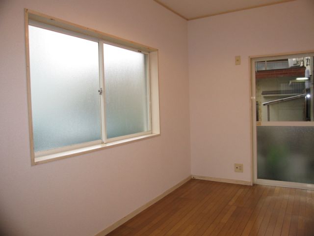 Living and room. Hiroshi 6, It has a window