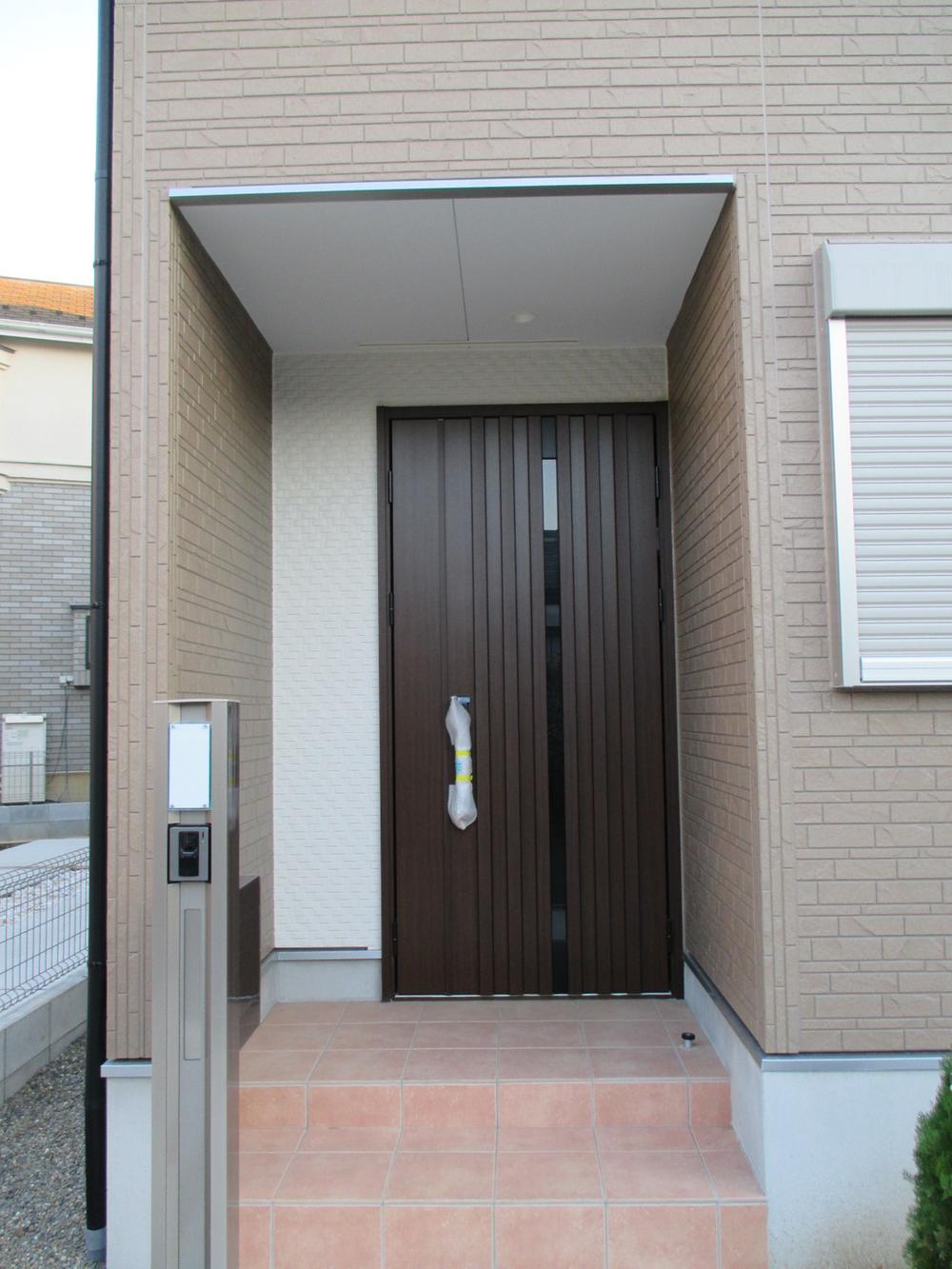 Entrance. Entrance with a porch that does not wet with rain in the chic