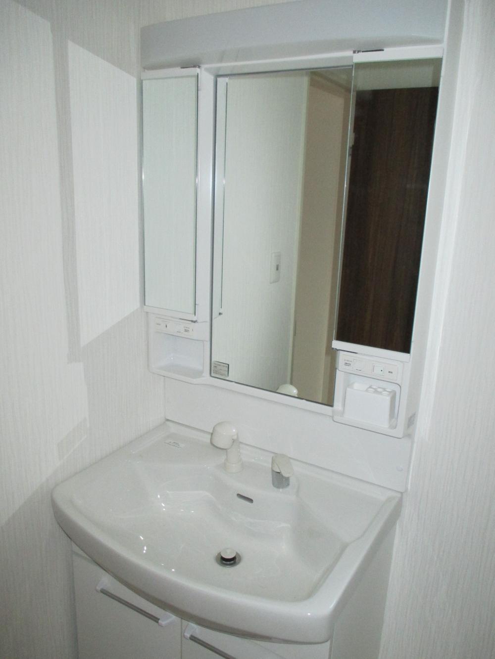 Wash basin, toilet. Wash basin to start the day healthily