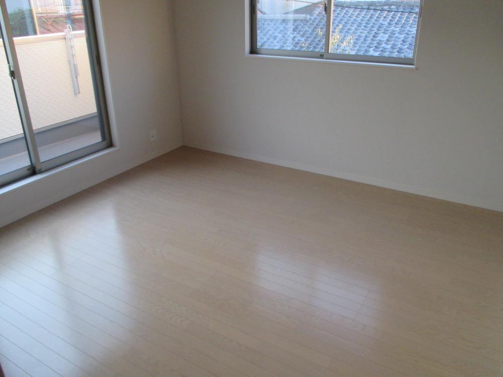 Non-living room. Shiny flooring