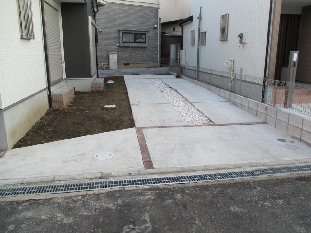 Local appearance photo. Easy parking spaces