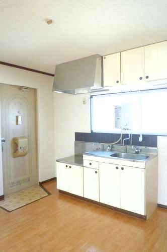 Kitchen. With instant water heater! With window, You can at any time ventilation