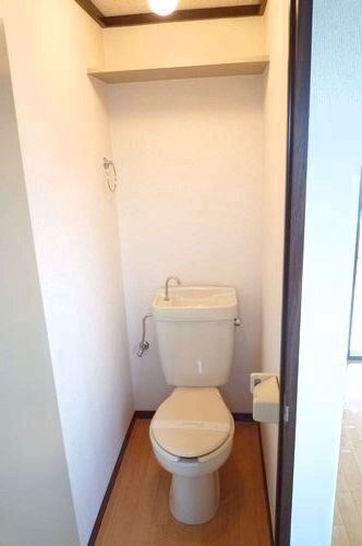 Toilet. Utilizing the upper space of the toilet, There convenient storage shelf!