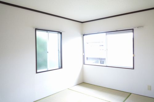 Other room space. Because it is a corner room, It feels bright sunshine! !