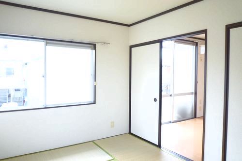 Other room space. Japanese-style room with a moist and calm atmosphere!