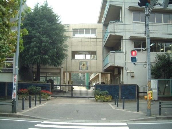 Primary school. Municipal Sagamidai up to elementary school (elementary school) 586m