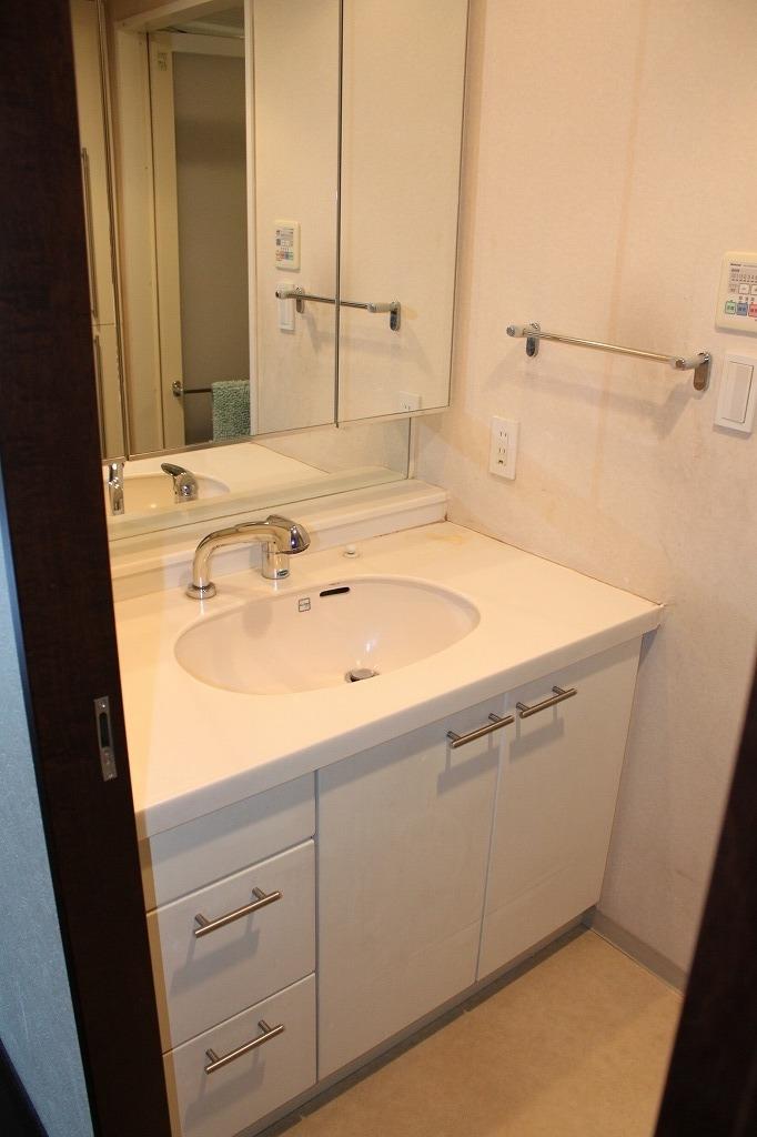 Wash basin, toilet. Indoor (11 May 2013) Shooting