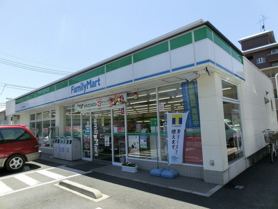 Convenience store. Family Mart (convenience store) up to 100m