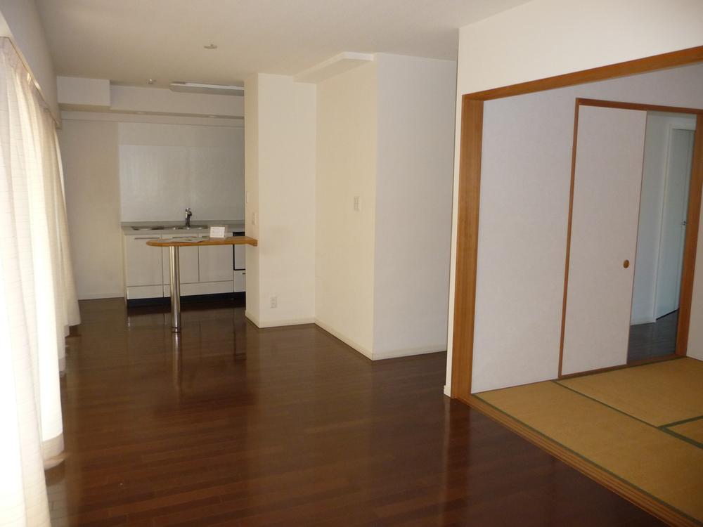 Living.  ◆ 15 Pledge bright and spacious LDK.