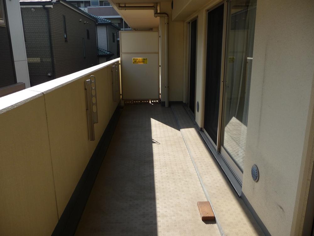 Balcony.  ◆ Spacious, bright balcony that of southeast direction.
