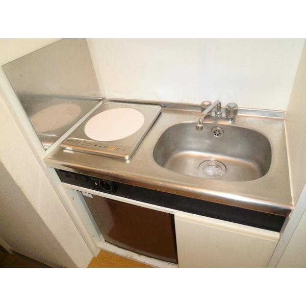 Kitchen. Current lessor tenants before