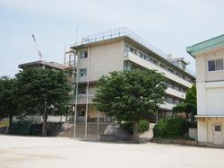 Junior high school. It is next to the 250m elementary school to Matsudo Municipal fifth junior high school.