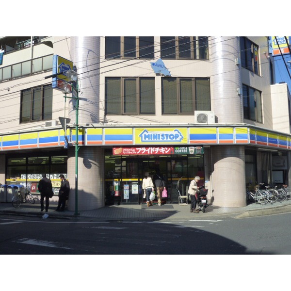 Convenience store. Three F Matsudo bridle bridge shop until the (convenience store) 563m