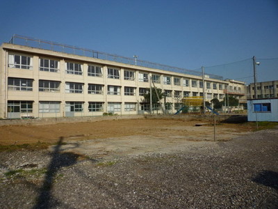 Primary school. Matsuhidai the second elementary school (elementary school) up to 400m